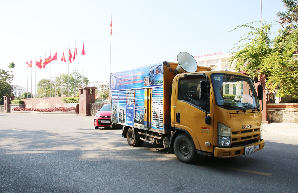 Xe tuyên truyền lưu động về Tổng điều tra kinh tế năm 2026