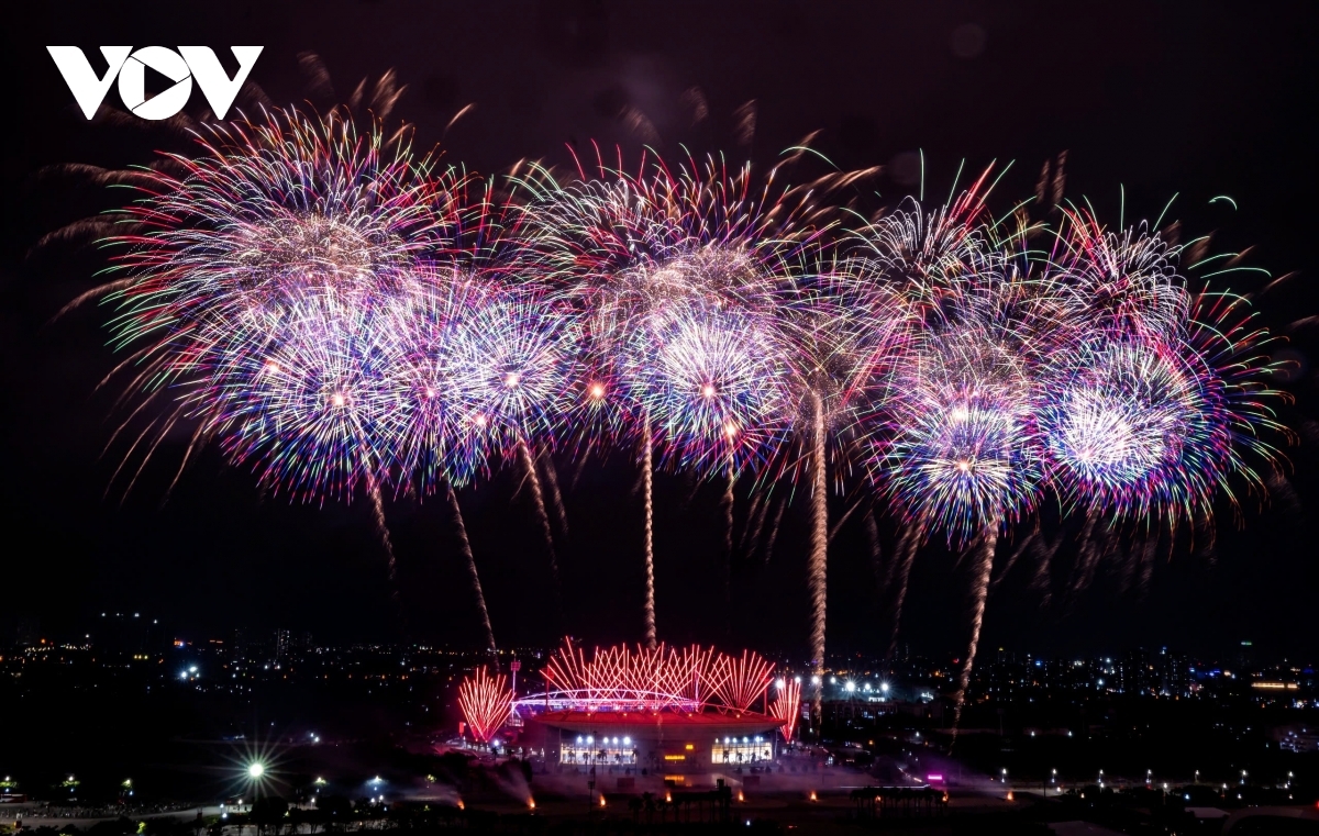Nearly 10,000 fireworks units have been prepared for the event, with the artistic script advised by Malaysia-based Global2000 International, a leading fireworks consultancy and long-time partner of the Da Nang International Fireworks Festival.