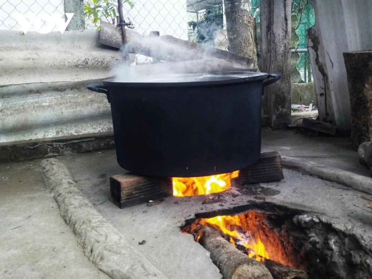 Kim Det says the sugar-making process is grueling, stretching from 5 a.m. until 1 or 2 p.m. At the blazing stove, he must constantly tend the fire and stir the sap without pause. On average, each exhausting batch yields around 2kg of rich, golden, fragrant palm sugar.