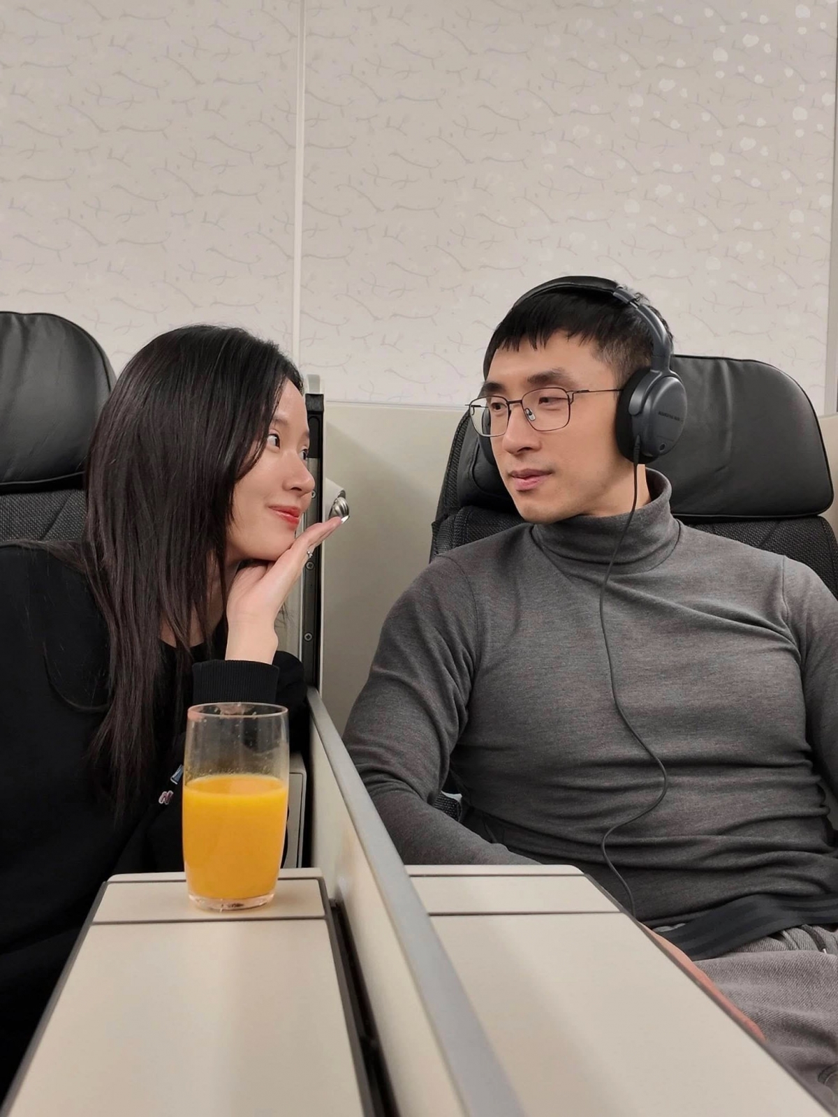 Diễn viên Midu và ông xã đại gia - doanh nhân Minh Đạt - trao nhau ánh nhìn ngọt ngào trên chuyến bay từ Hàn Quốc về TP HCM.