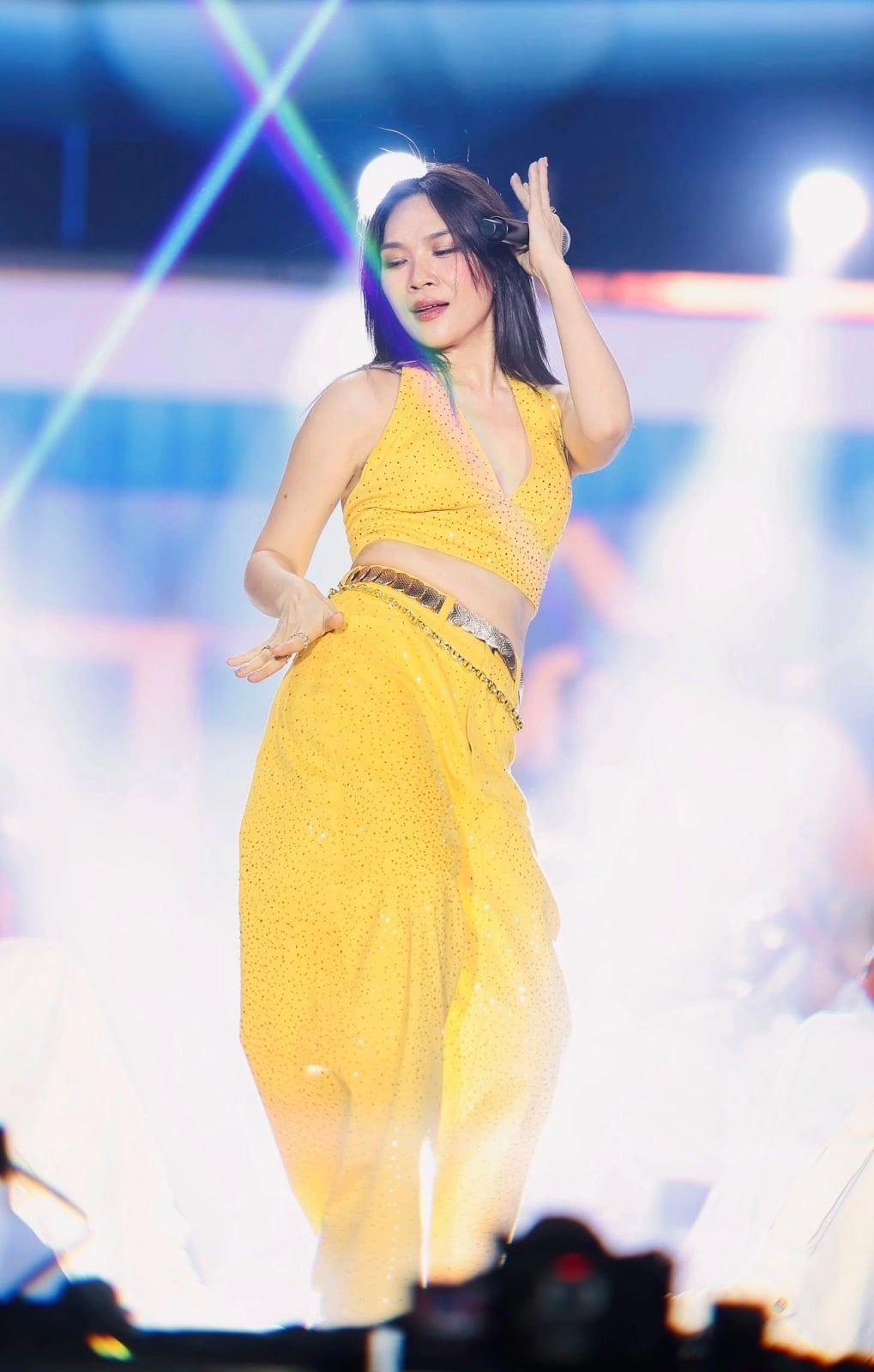 Mỹ Tâm khiến hàng nghìn người hâm mộ trầm trồ khi khoe vòng eo săn chắc, vũ điệu điêu luyện tại một đêm nhạc ngoài trời ở phố đi bộ Nguyễn Huệ (TP HCM).