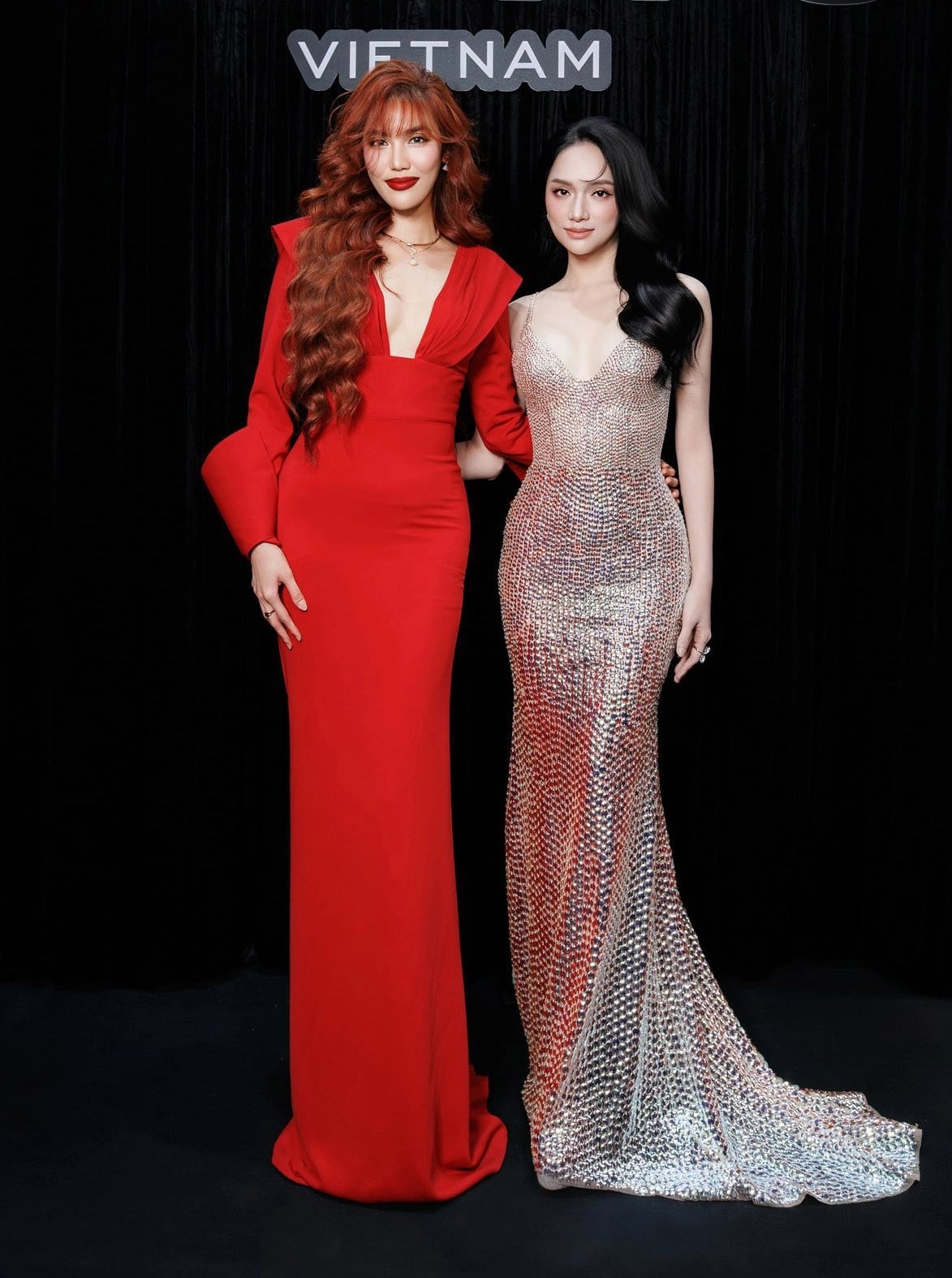 Lan Khuê (trái) và Hương Giang gây chú ý khi mặc gợi cảm dự một sự kiện ở TP HCM. Hai mỹ nhân được khen mỗi người một vẻ, cùng tỏa sáng.