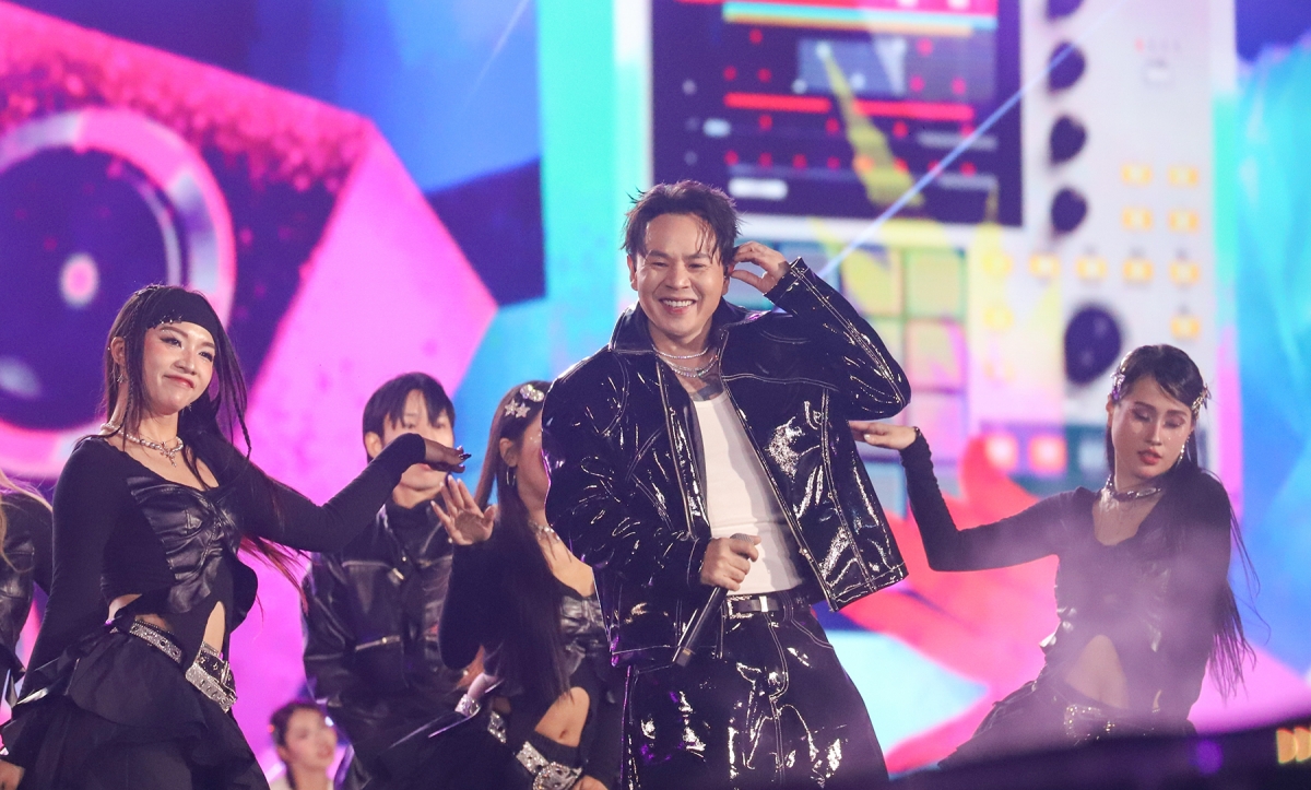 Gần tới nửa đêm, không khí càng sôi động hơn. Rapper Binz xuất hiện đầy năng lượng với những bản hit tên tuổi của mình, anh gửi lời chúc mừng năm mới đầy khí thế đến khán giả Quảng Ninh