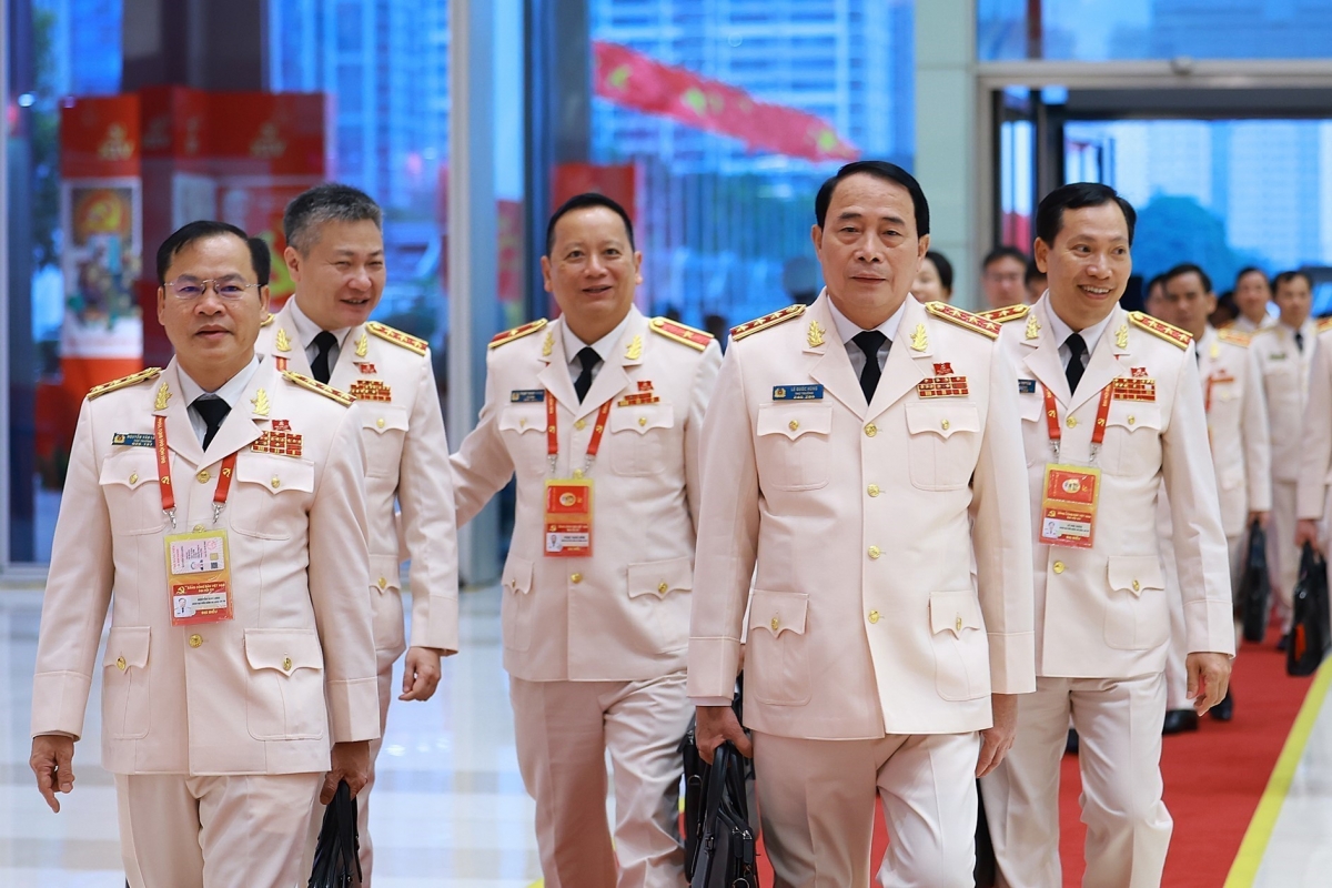 Thượng tướng, Thứ trưởng Bộ Công an Nguyễn Văn Long (hàng đầu bên trái) và thượng tướng, Thứ trưởng Công an Lê Quốc Hùng (bên phải), cùng đoàn đại biểu Công an đến dự Đại hội Đảng XIV.