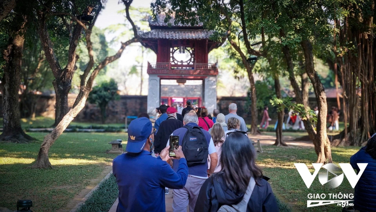 Không còn xa lạ với du khách gần xa, Văn Miếu - Quốc Tử Giám luôn là điểm dừng chân, check in quen thuộc mỗi dịp xuân về. Trong tiết trời nắng dịu, mát mẻ lý tưởng của Thủ đô, nét đẹp cổ kính, trầm mặc, mang đậm tính biểu tượng của nơi đây thu hút đông đảo du khách quốc tế và các bạn trẻ Hà Nội.