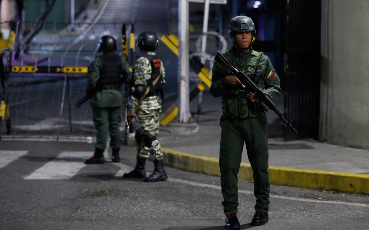 Binh sĩ Venezuela đứng gác quanh phủ tổng thống Miraflores sau loạt vụ nổ. Ảnh: AP.