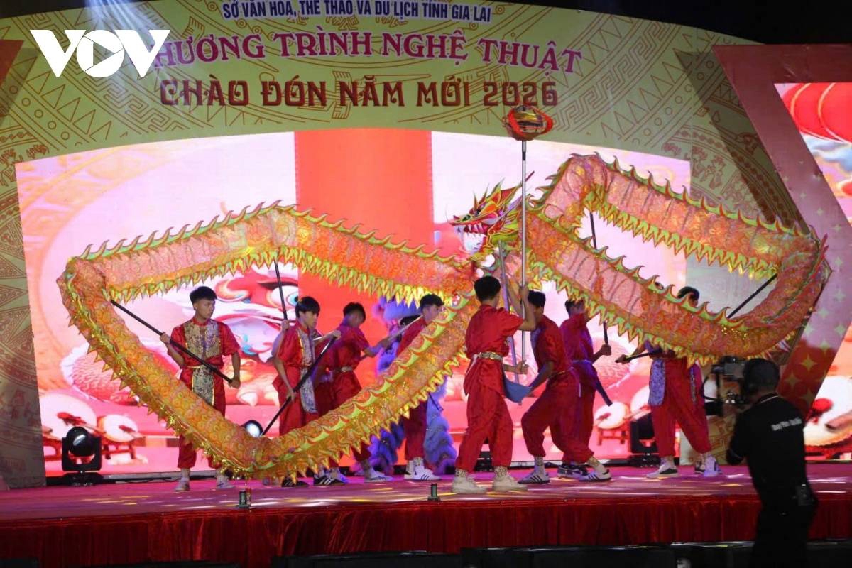 At 11 p.m. on December 31, Dai Doan Ket Square in Pleiku, (Gia Lai province), becomes the heart of the Central Highlands. Despite the chilly 17°C night air typical of the plateau, thousands of residents and tourists fill the square with excitement, attentively watching performances and sharing in the joy of the final moments of 2025.