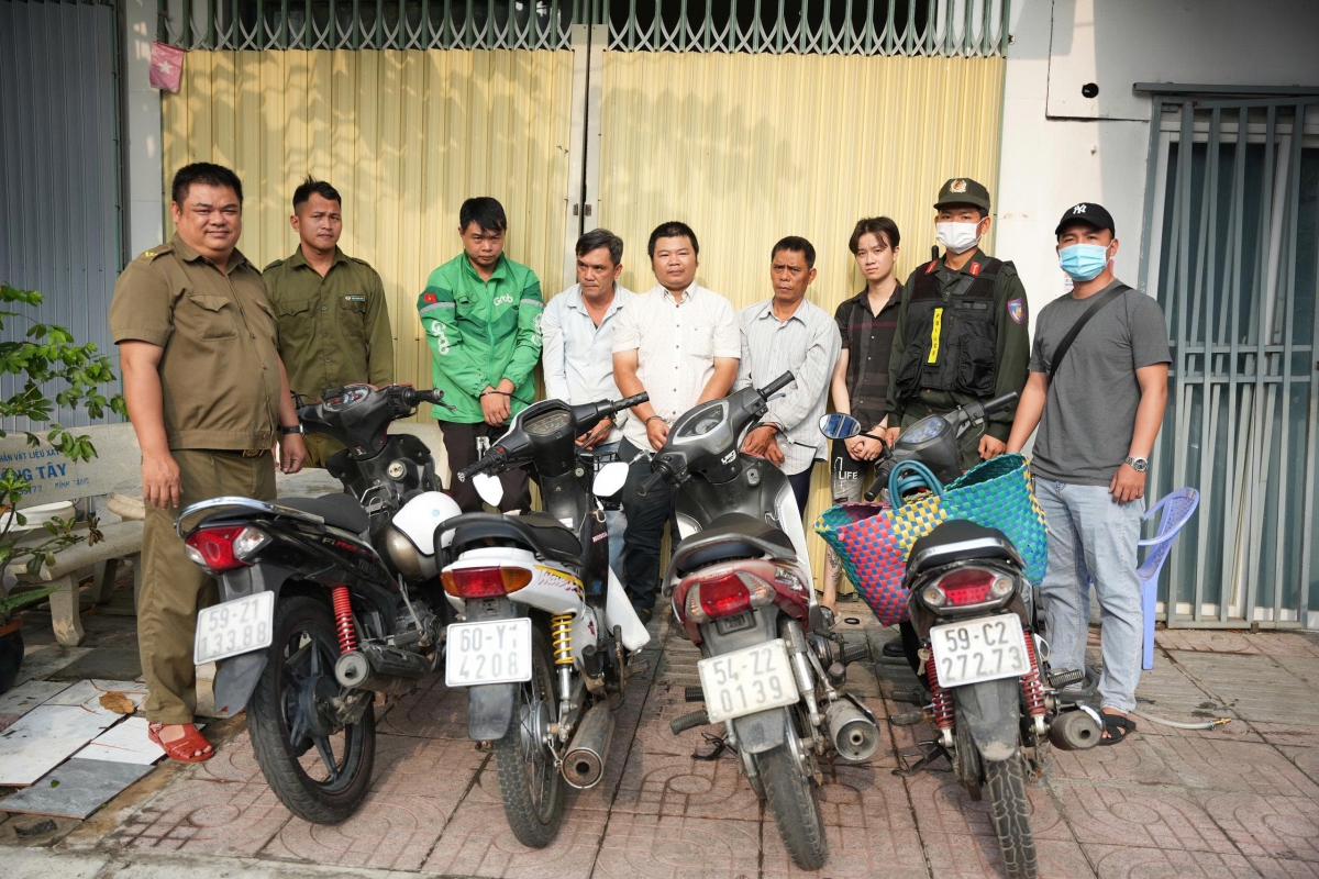 Nhóm người trộm và tiêu thụ chó mèo (5 người đứng giữa) cùng các phương tiện. (Ảnh: CACC)