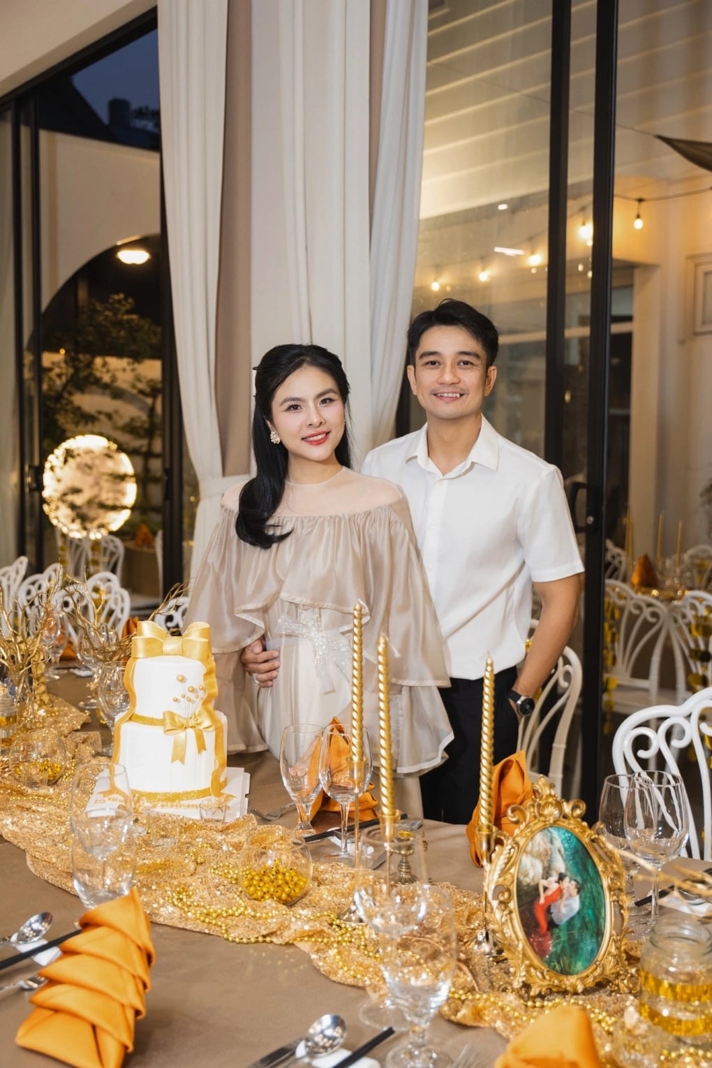 Diễn viên Vân Trang và ông xã Quân Lê mời người thân, bạn bè đến dự tiệc kỷ niệm 10 năm cưới tại biệt thự 1.000 m2 của gia đình.