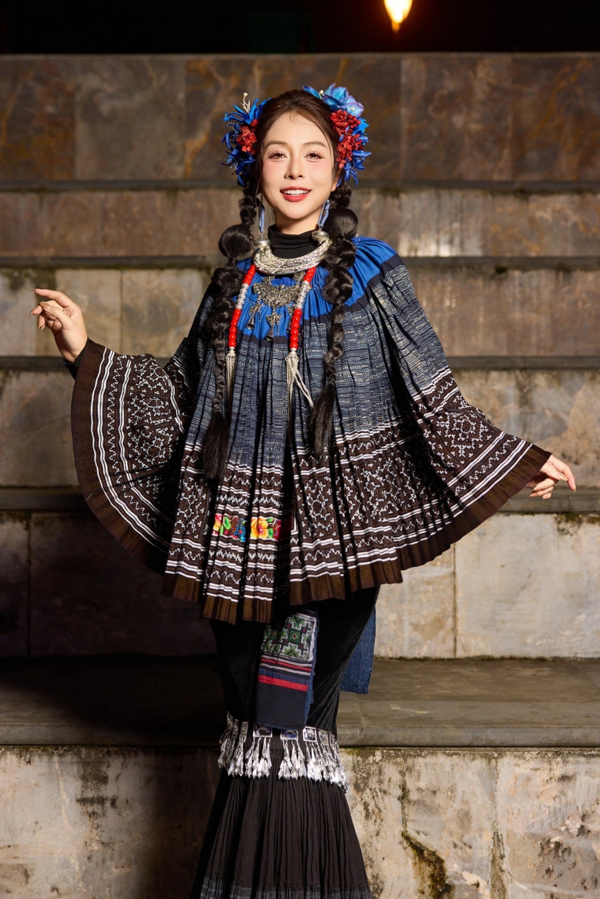 Jennifer Phạm chọn trang phục cảm hứng cô gái vùng cao khi chấm thi Hoa hậu Du lịch Việt Nam 2026 tại Sa Pa.