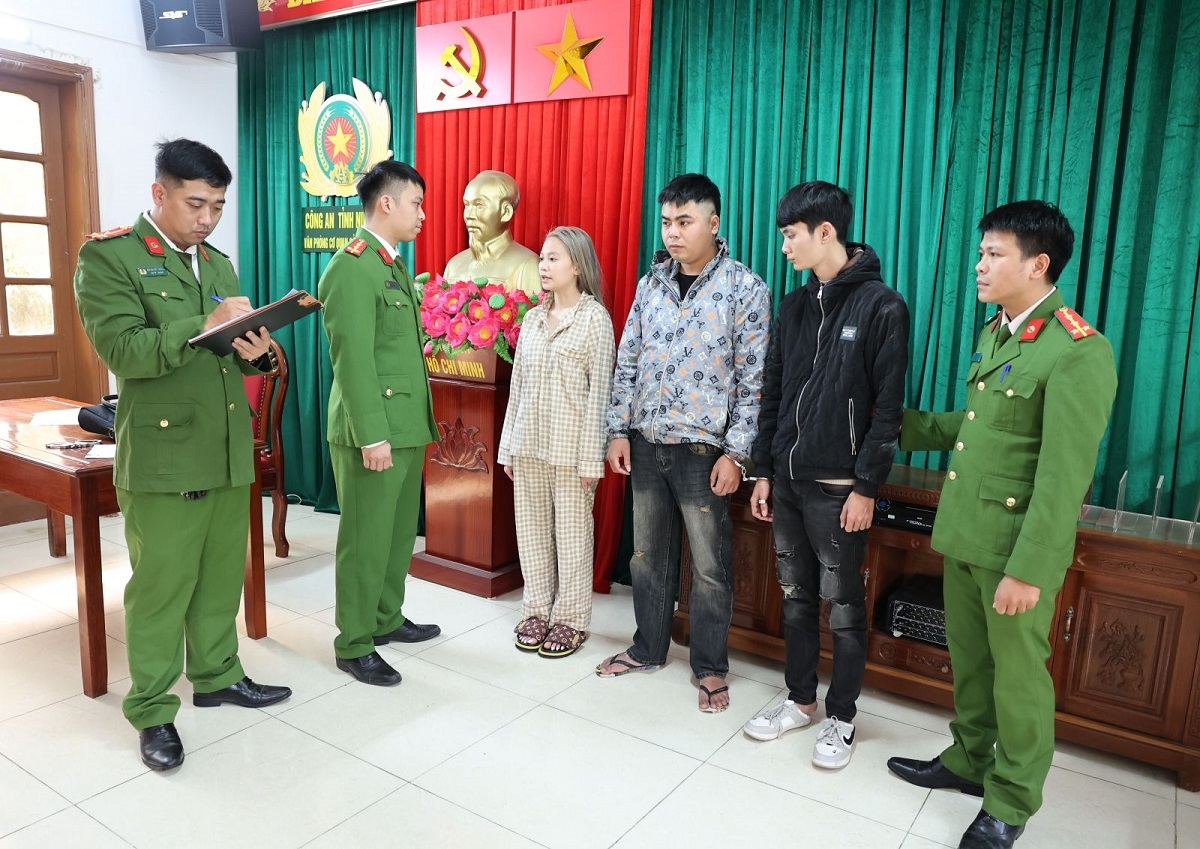 Các đối tượng tại Cơ quan Cảnh sát điều tra Công an tỉnh Ninh Bình. Đối tượng Đỗ Lệ Thủy (áo kẻ), Nguyễn Hữu Tuấn (áo đen) và Vi Văn Mạnh (áo xám). 