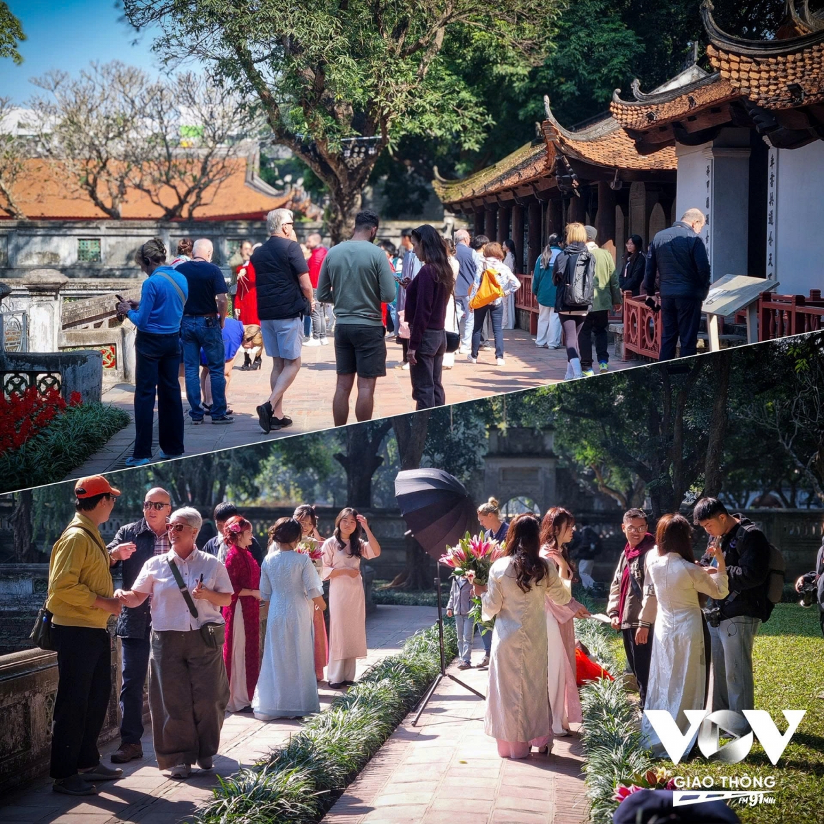 Văn Miếu - Quốc Tử Giám gần như chật kín du khách tham quan.