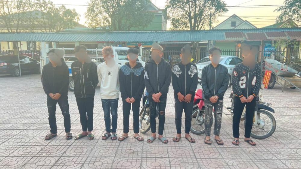 Các đối tượng tại cơ quan công an. (Ảnh: Công an Hà Tĩnh).