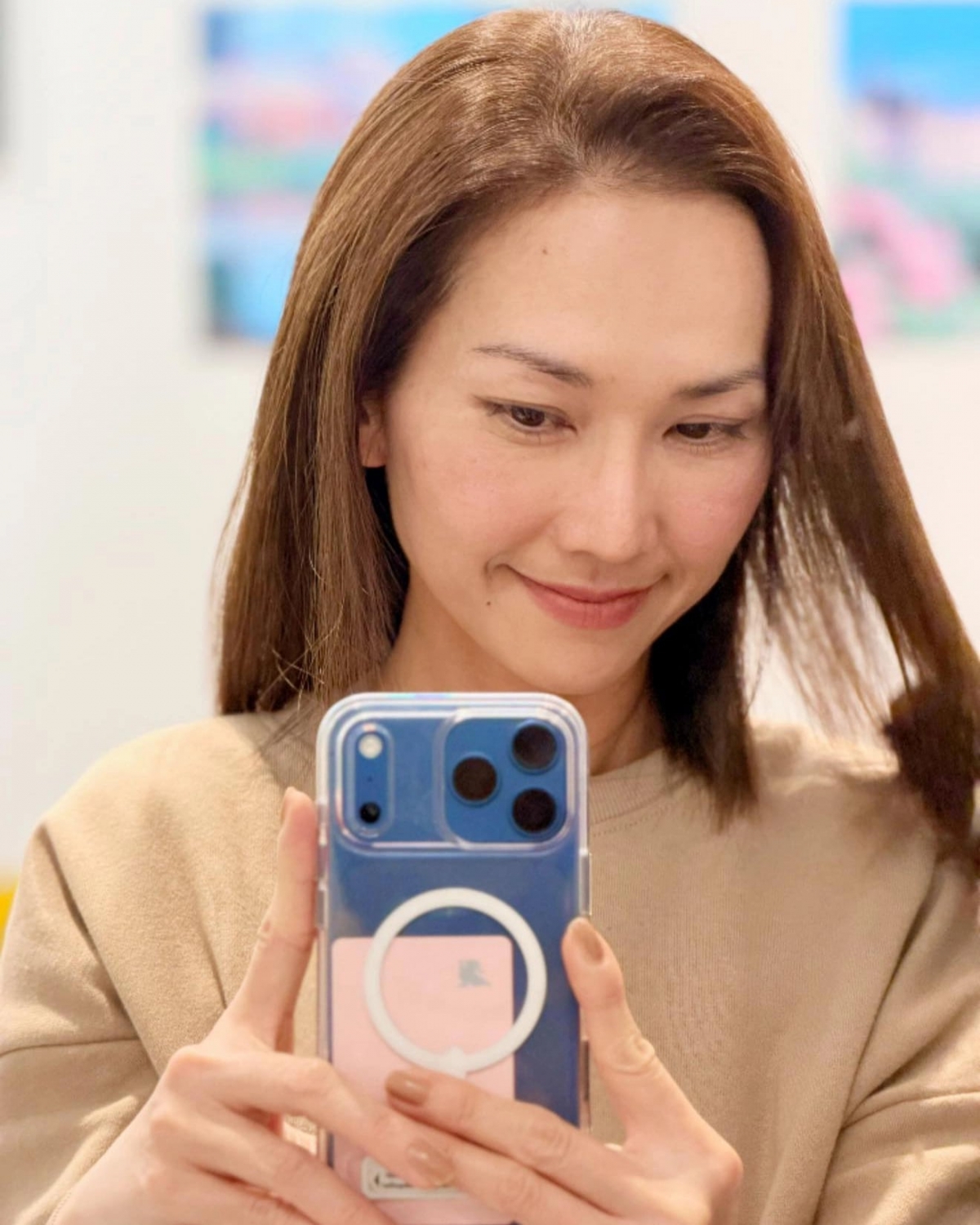 Kim Hiền khoe mái tóc mới ngắn ngang vai. Cô cho biết 'đang bước sang một khởi đầu khác'. Gần đây, cô công bố đã ly hôn chồng Việt kiều sau 8 năm chung sống.