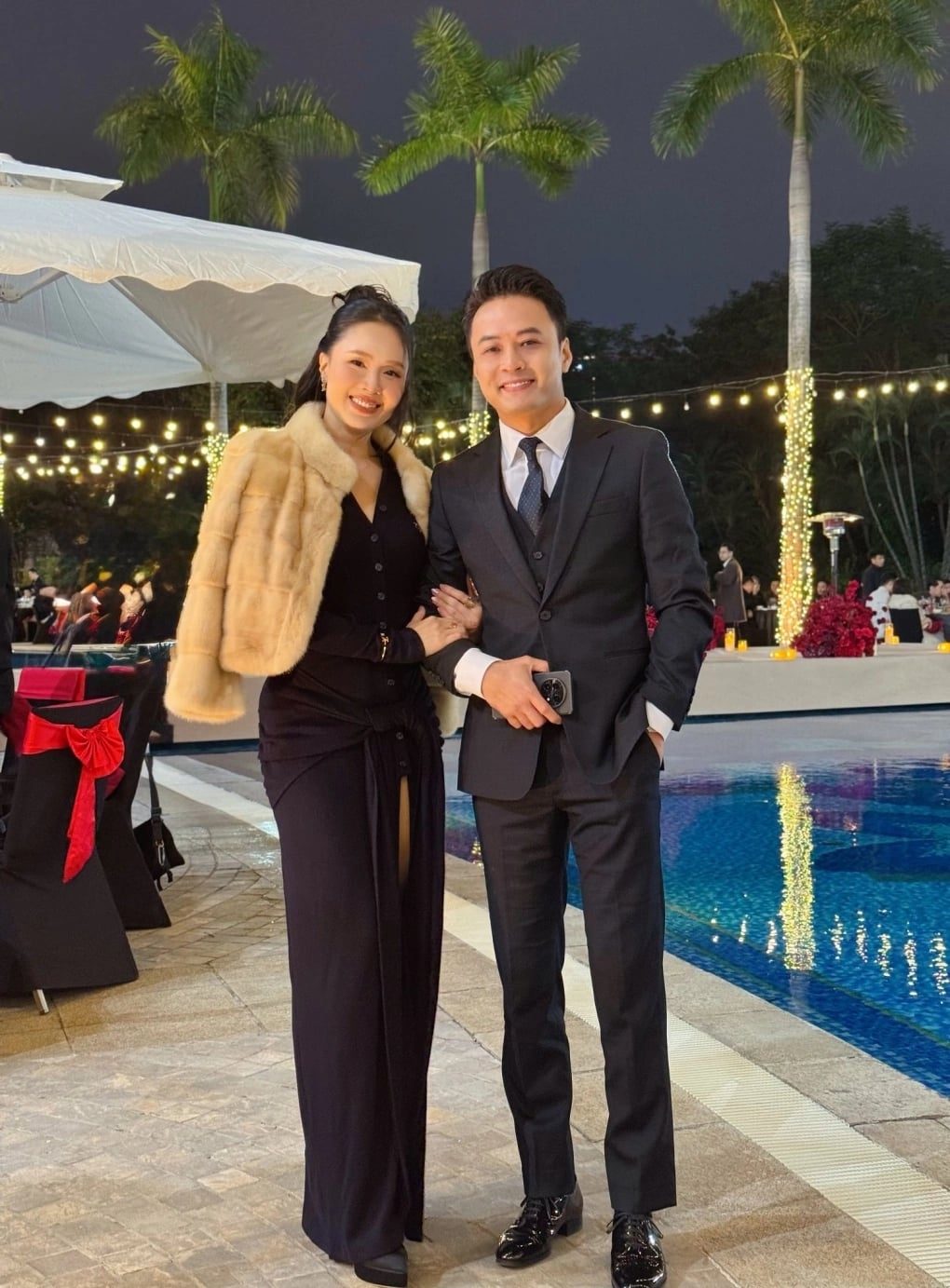 Diễn viên Hồng Diễm thu hút hàng chục nghìn lượt "thích" khi đăng khoảnh khắc thân thiết bên Hồng Đăng tại đám cưới Kiều My "Cách em 1 milimet". Hai người là bạn diễn ăn ý của cô trong các phim "Cầu vồng tình yêu", "Hoa hồng trên ngực trái"...