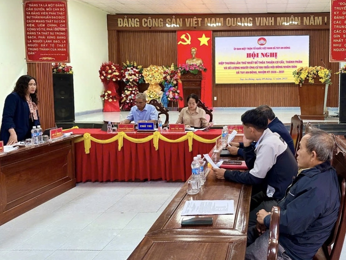 Xã Tuy An Đông, tỉnh Đắk Lắk thực hiện nhiệm vụ kép vừa khắc phục hậu quả thiên tai vừa đảm bảo nhiệm vụ bầu cử. ( Ảnh: Thanh Thảo)