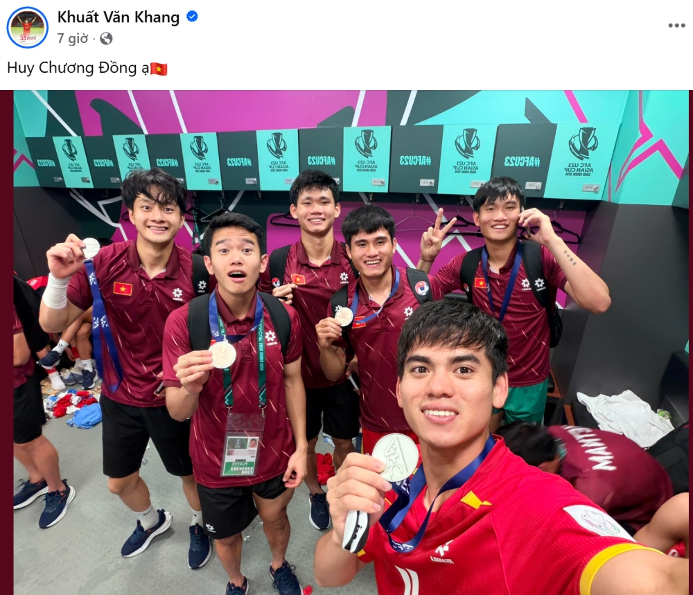 Khuất Văn Khang ăn mừng cùng đồng đội.