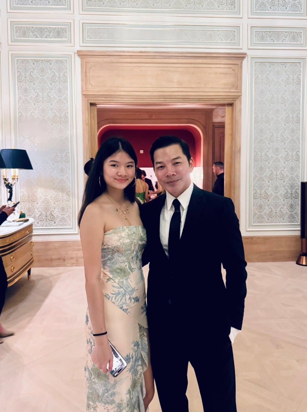 Sao Việt 6/1: Trần Bảo Sơn gây chú ý khi xuất hiện cùng con gái Devon Trần trong một buổi tiệc đầu năm. Devon Trần khoe vẻ gợi cảm với váy cúp ngực, tự tin sánh đôi bố giữa không gian sang trọng. Khoảnh khắc hai bố con bên nhau nhận được nhiều quan tâm từ khán giả.