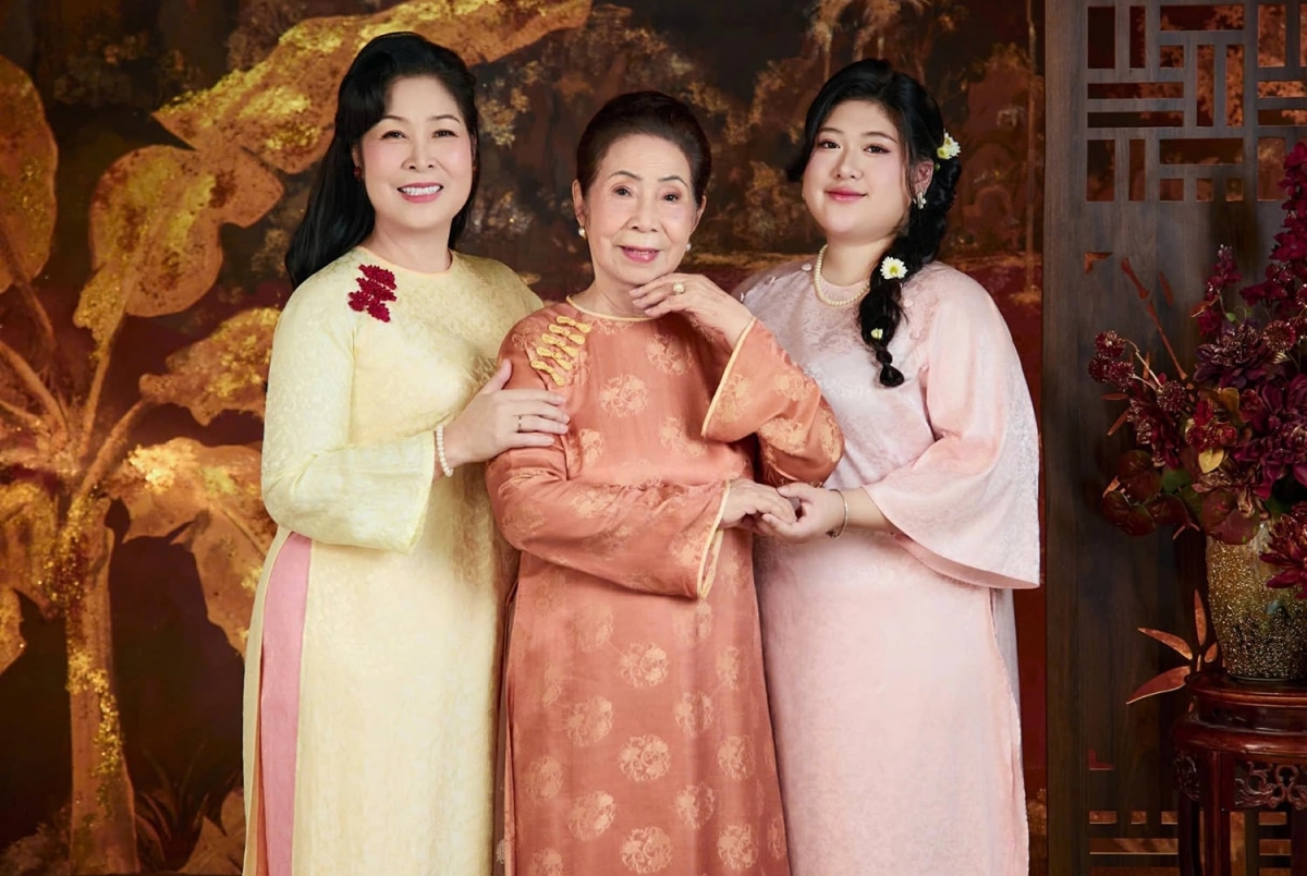 NSND Hồng Vân cho biết nhân dịp năm mới, ba thế hệ phụ nữ trong gia đình diện áo dài thực hiện bộ ảnh kỷ niệm. Bà Hồng Phương - mẹ NSND Hồng Vân - năm nay 86 tuổi, được nhiều người khen trẻ, đẹp.