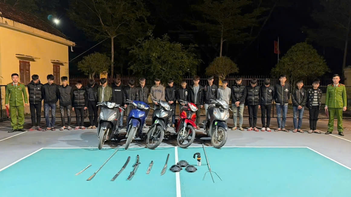 21 đối tượng cùng tang vật. (Ảnh: Công an Nghệ An).