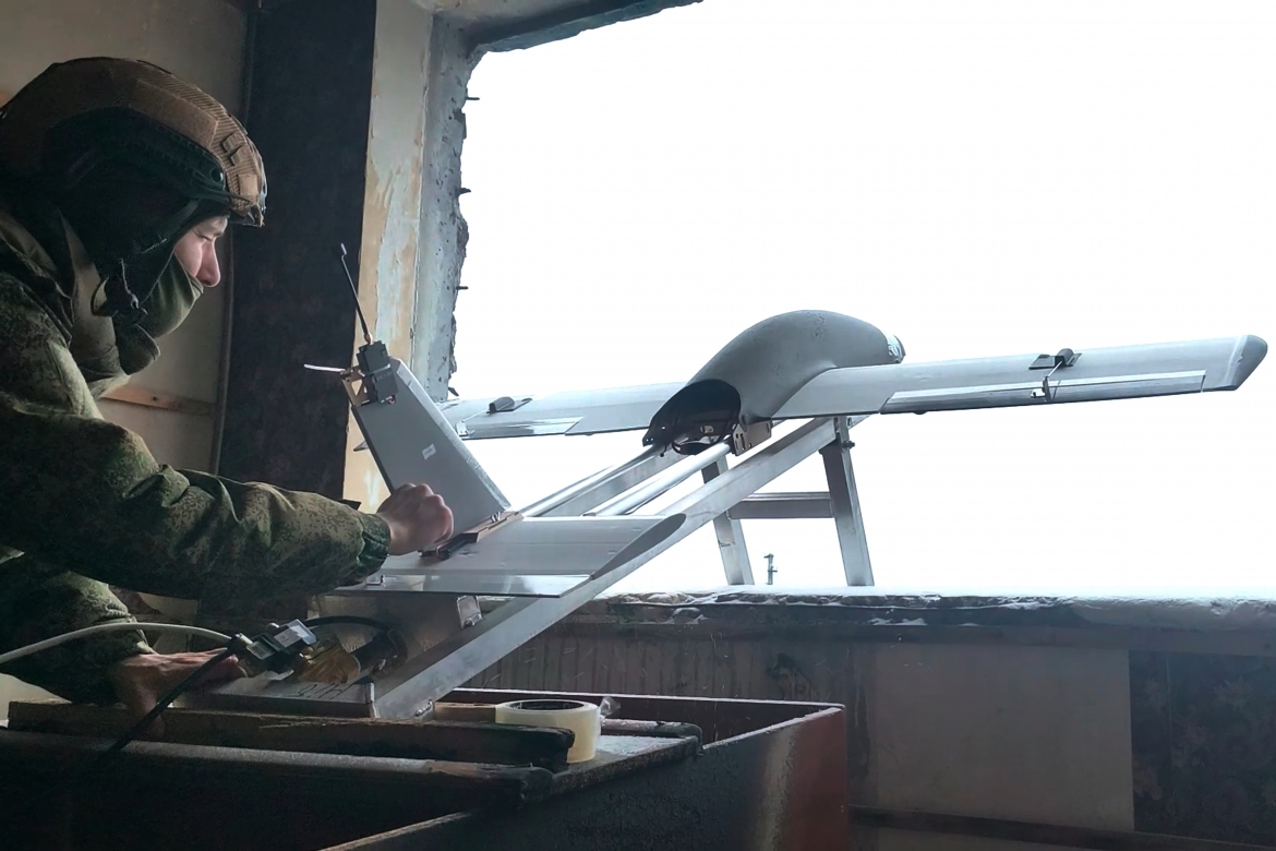 Binh lính Nga chuẩn bị phóng UAV về phía Ukraine. Ảnh: AP