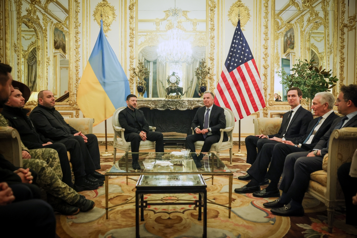 Cuộc gặp giữa Tổng thống Ukraine Volodymyr Zelensky và Đặc phái viên Mỹ Steve Witkoff ở Paris, Pháp ngày 6/1/2026. Ảnh: AP