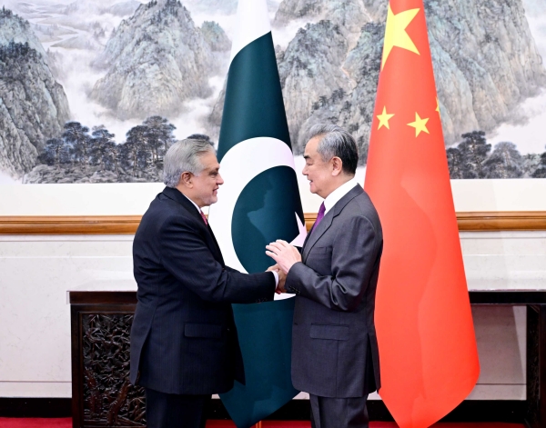 Bộ trưởng Ngoại giao Trung Quốc Vương Nghị và Phó Thủ tướng, Bộ trưởng Ngoại giao Pakistan Mohammad Ishaq Dar ngày 4/1. Ảnh: Bộ Ngoại giao Trung Quốc