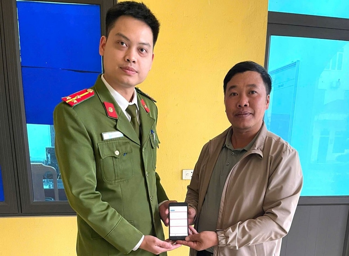 Anh Ngô Văn Huy thông tin lại với Công an xã Phát Diệm về việc mình đã nhận lại đầy đủ 700 triệu đồng do bản thân chuyển khoản nhầm