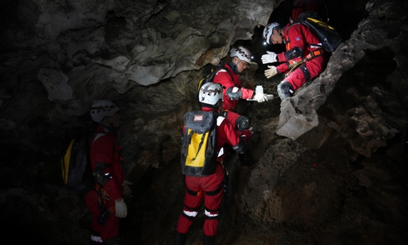 Hình ảnh các phi hành gia Trung Quốc huấn luyện trong hang động trên Nhân Dân nhật báo