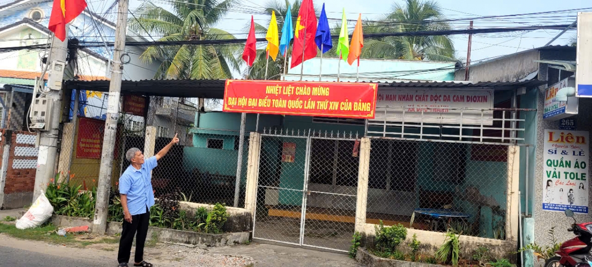 Các cụ, các bác cao tuổi treo cờ, băng rôn, khẩu hiệu nhiệt liệt chào mừng Đại hội XIV của Đảng