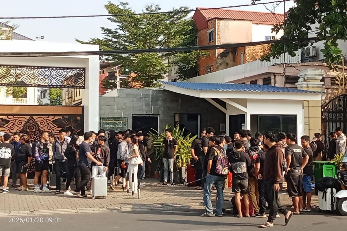 Hàng nghìn công dân Indonesia đến Đại sứ quán nước này tại Phnom Penh, Campuchia tìm sự giúp đỡ (Ảnh Đại sứ quán Indonesia tại Campuchia)