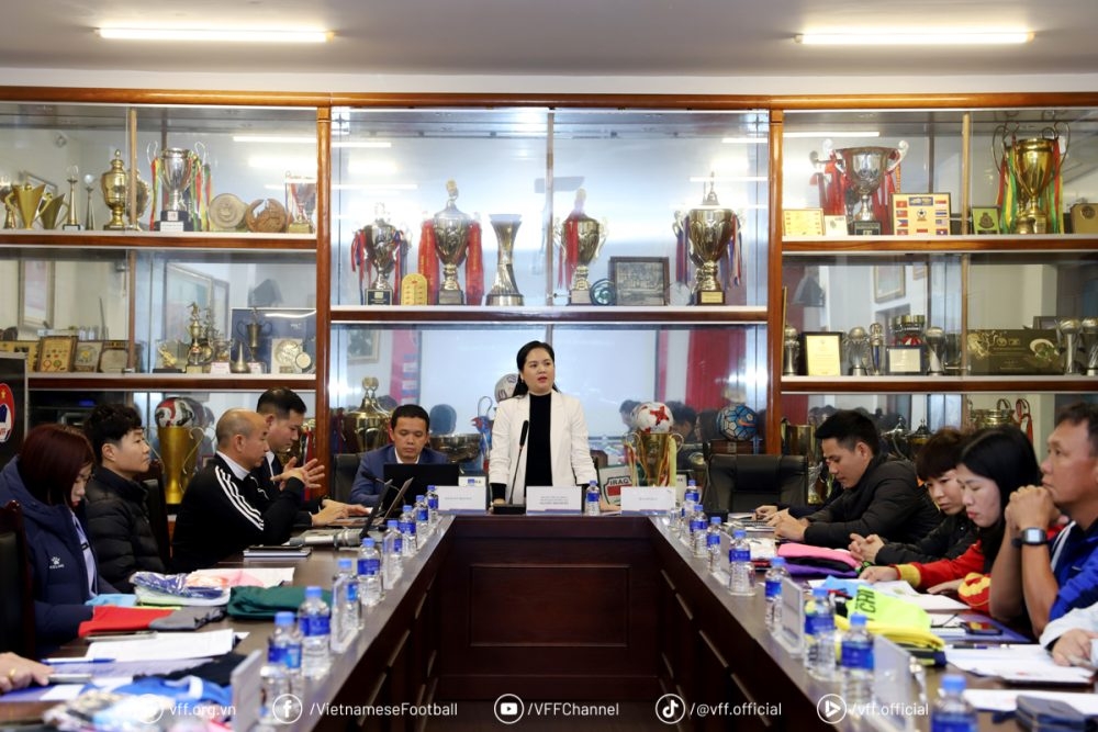 Bà Nguyễn Thanh Hà – Phó Tổng Thư ký VFF, Trưởng Ban Tổ chức giải, phát biểu tại buổi họp kĩ thuật trước giải.