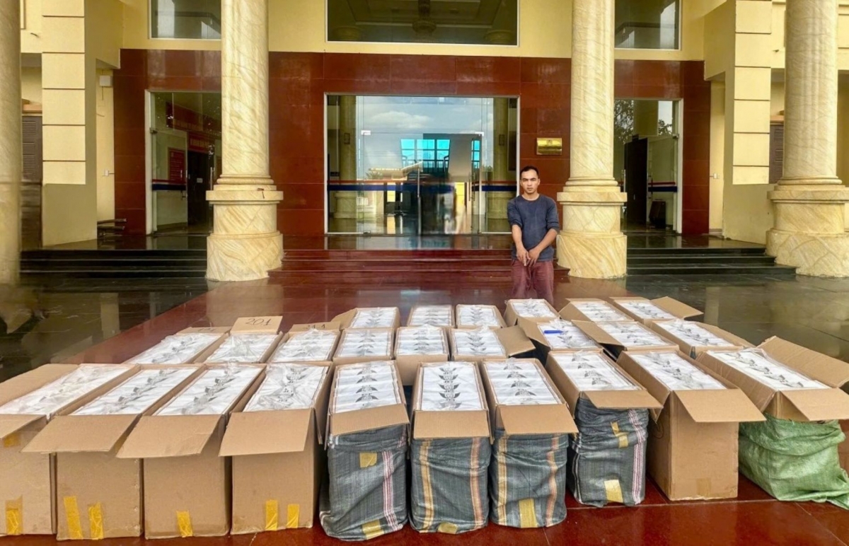 Lâm Ngọc Hoa cùng tang vật lúc bị bắt. (Ảnh: Công an Quảng Trị)