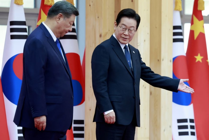 Tổng thống Hàn Quốc Lee Jae-myung và Chủ tịch Trung Quốc Tập Cận Bình. Ảnh: Reuters