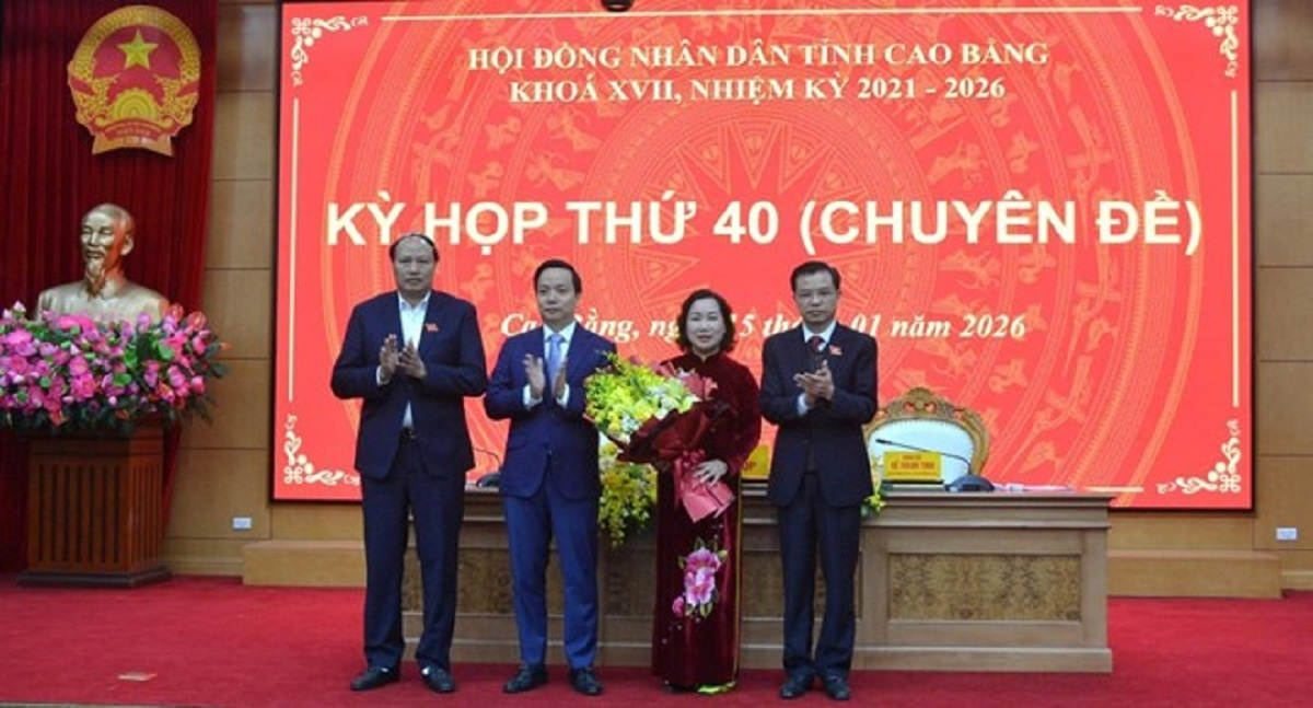 Lãnh đạo HĐND, UBND tỉnh Cao Bằng chúc mừng tân Phó Chủ tịch UBND tỉnh Hà Nhật Lệ. (Ảnh: VGP)