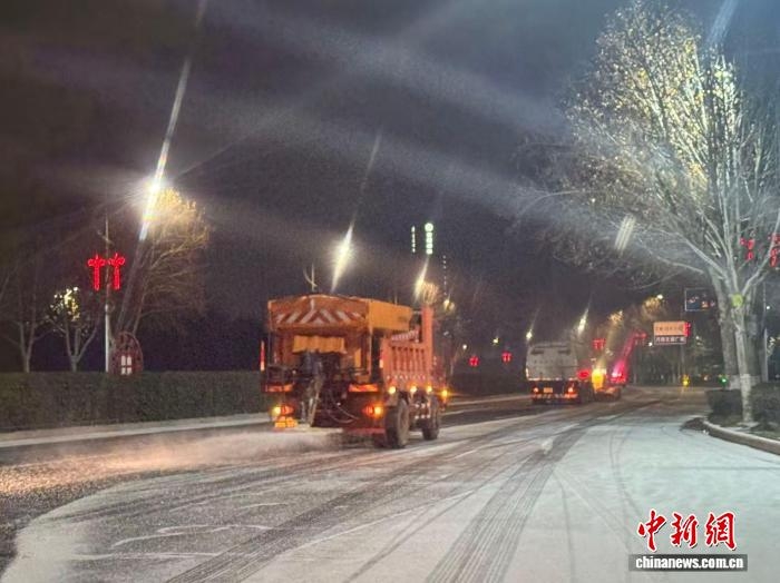 Nhiều xe dọn tuyết được huy động ở thành phố Trịnh Châu, tỉnh Hà Nam. Ảnh: China News