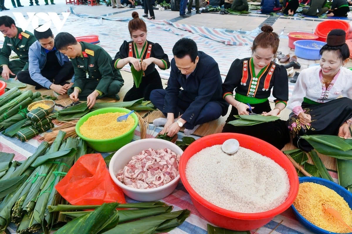 Making Chưng cakes for the poor in Dien Bien province. (Illustrative image)