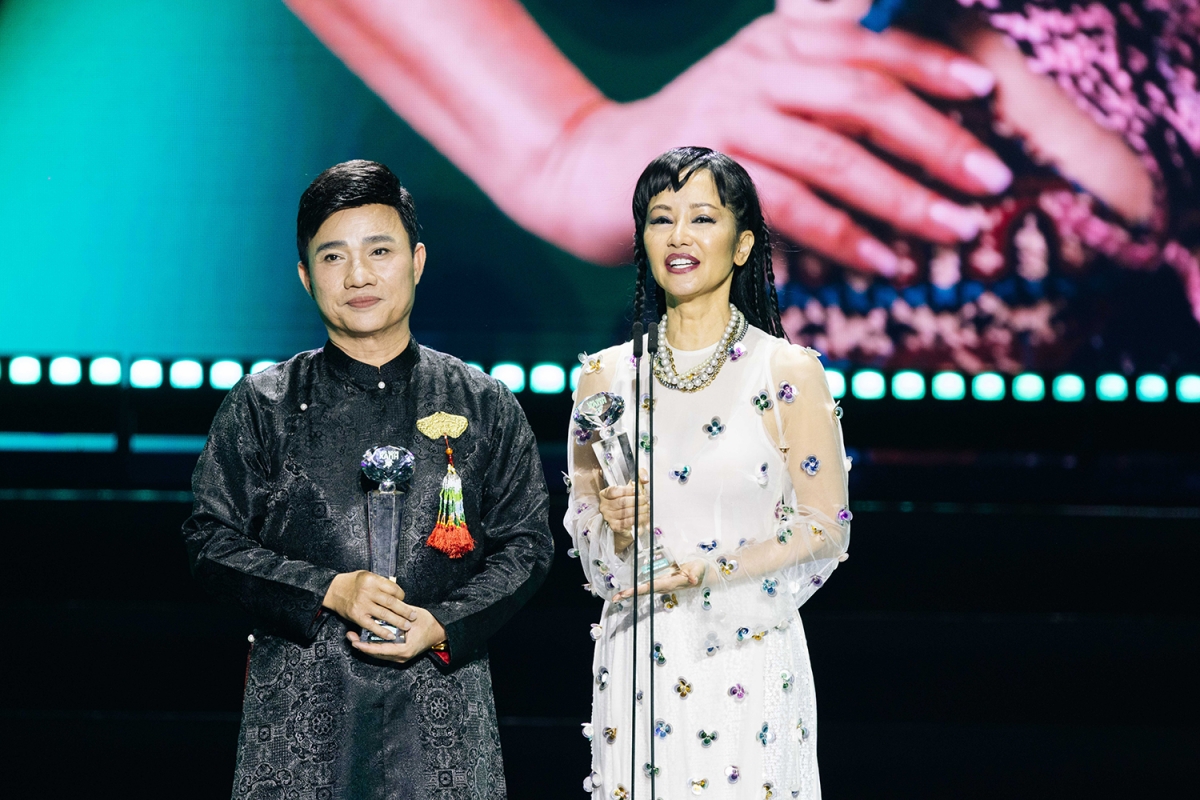 Ban tổ chức cũng trao Giải thành tựu cho Hồng Nhung và Quang Linh nhằm ghi nhận những đóng góp bền bỉ cho âm nhạc Việt và giải thưởng Làn sóng xanh trong nhiều năm.