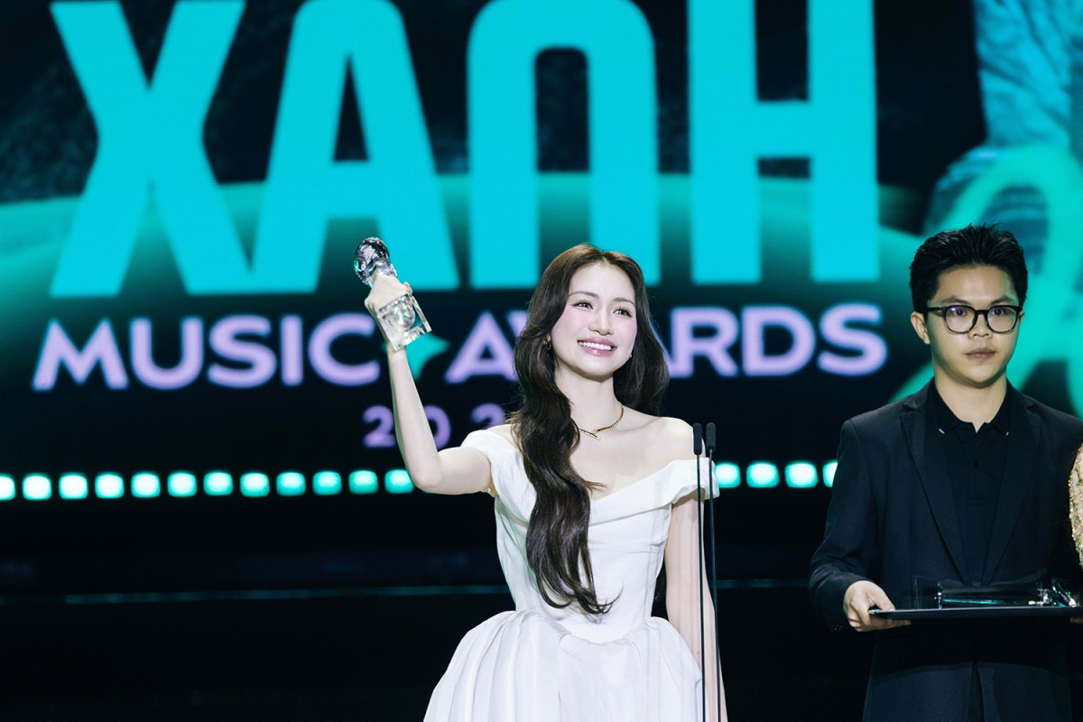 Hòa Minzy cùng ê-kíp nhận giải với ca khúc “Bắc Bling (Bắc Ninh)” – sản phẩm thắng lớn tại Làn Sóng Xanh 2025.