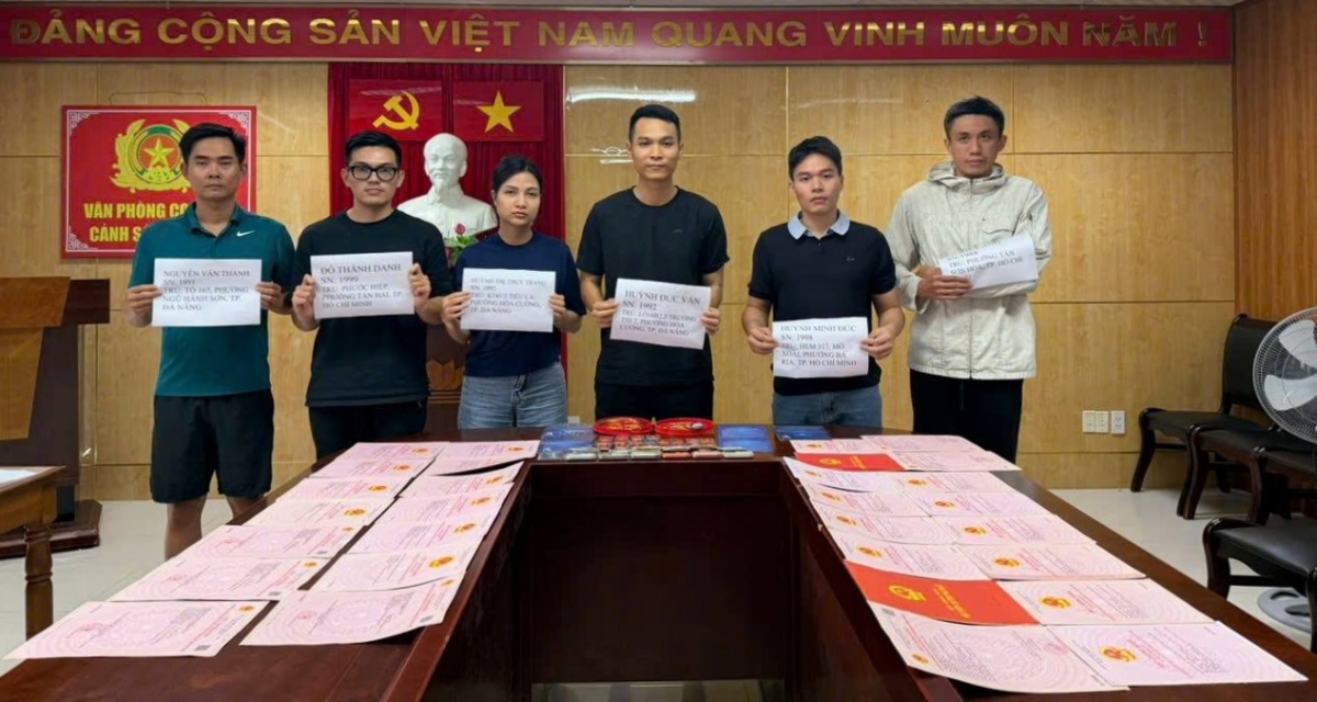 Nhóm đối tượng trong đường dây lừa đảo do Huỳnh Đức Vân cầm đầu bị tạm giữ cùng tang vật.