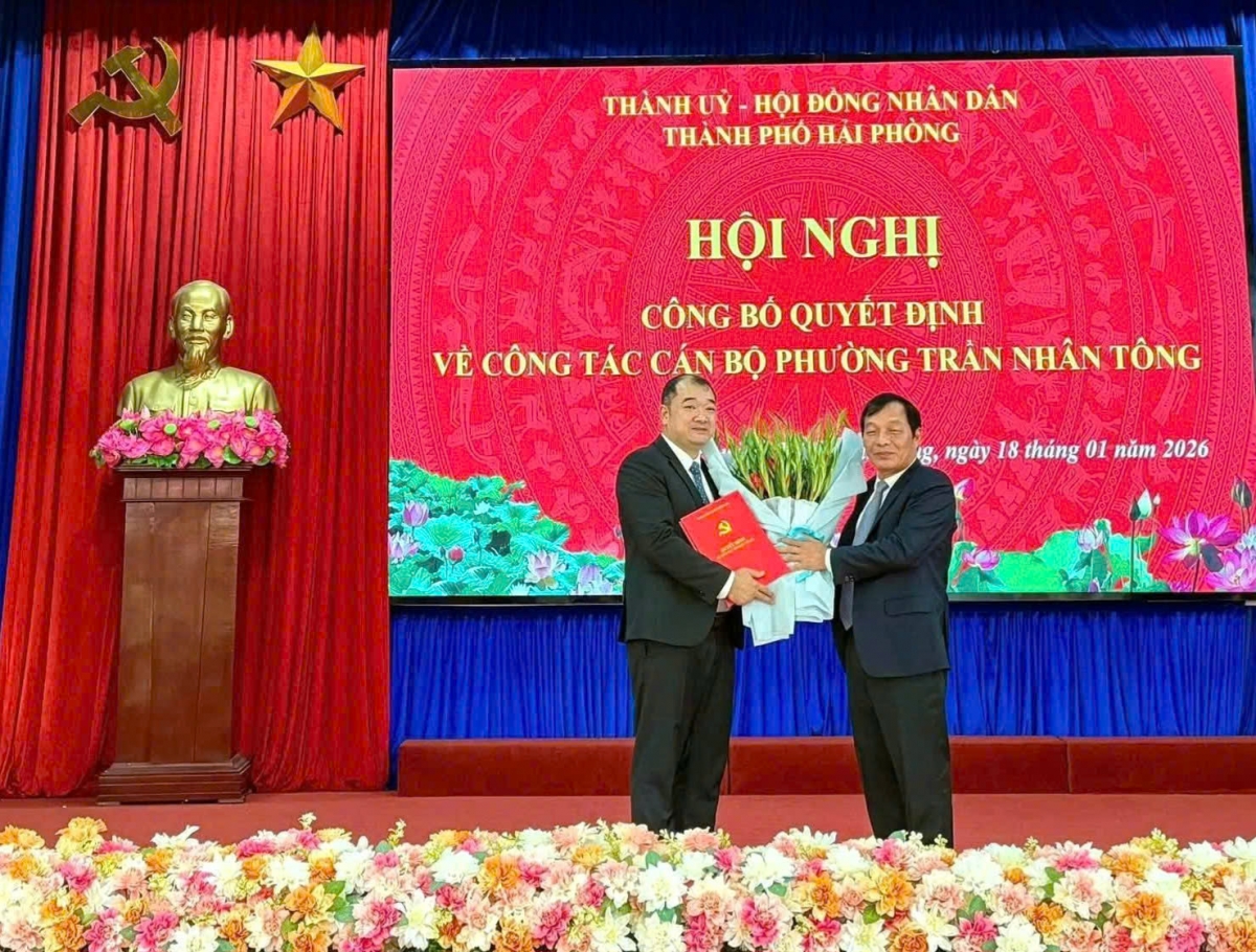 Ông Lê Văn Hiệu, Phó bí thư Thành ủy, Chủ tịch HĐND thành phố Hải Phòng trao quyết định cho ông Nguyễn Hồng Sáng (bên trái ảnh), Bí thư Đảng ủy, Chủ tịch HĐND phường Trần Nhân Tông.