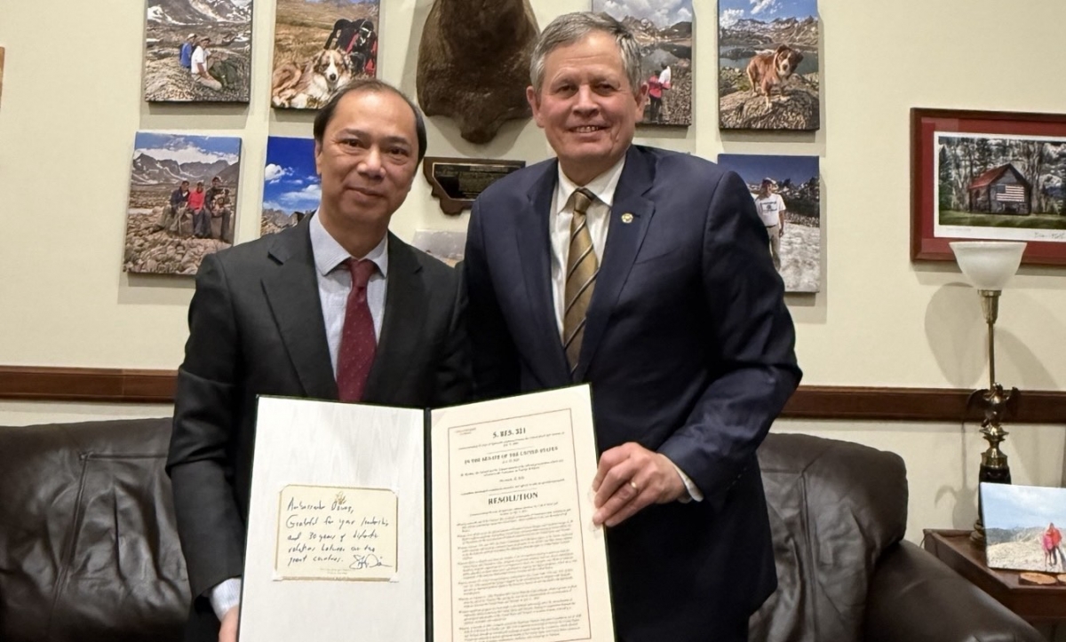 Thượng nghị sỹ Mỹ Steve Daines trao Nghị quyết của Thượng viện Mỹ kỷ niệm 30 năm bình thường hóa quan hệ ngoại giao Việt Nam-Mỹ cho Đại sứ Việt Nam tại Mỹ Nguyễn Quốc Dũng.