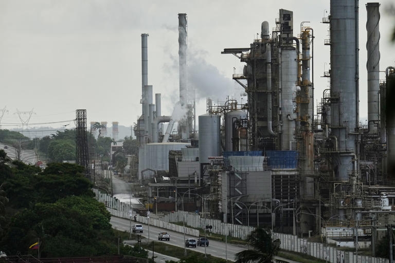 Một nhà máy lọc dầu ở Venezuela. Ảnh: AP