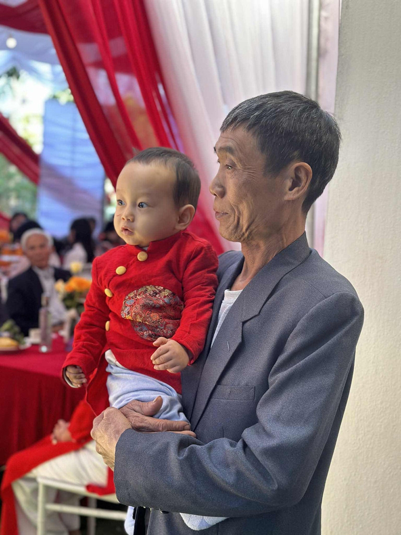 Ông Du - bố đẻ chị Dung bên cháu ngoại (Ảnh: NVCC)