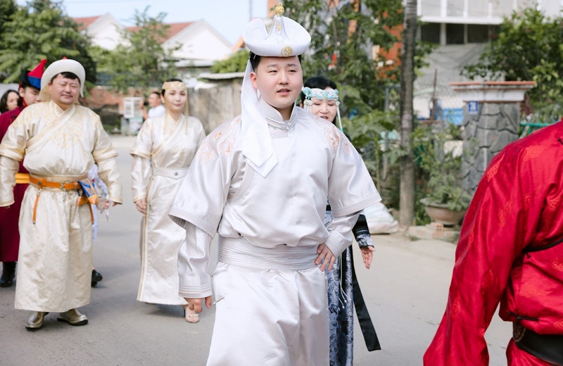 Trong ảnh, chú rể người Mông Cổ mặc trang phục truyền thống cùng bố mẹ, gia đình đến nhà gái hỏi cưới. 