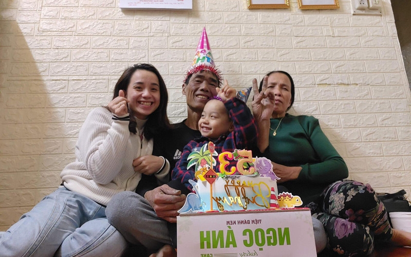 Chị Dung bên bố mẹ đẻ và con trai  (Ảnh: NVCC)