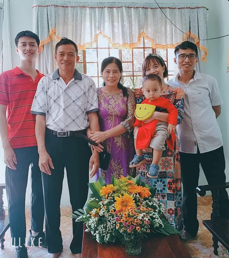 Vợ chồng chị Dung (ngoài cùng bên phải) bên gia đình nhà nội  (Ảnh: NVCC)