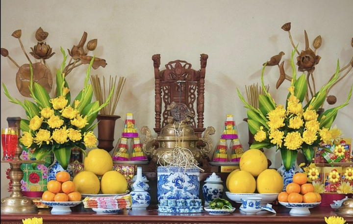 Bao sái bàn thờ nên được tiến hành trước lễ Tất niên. (Ảnh: Đỗ Thu Ngọc)