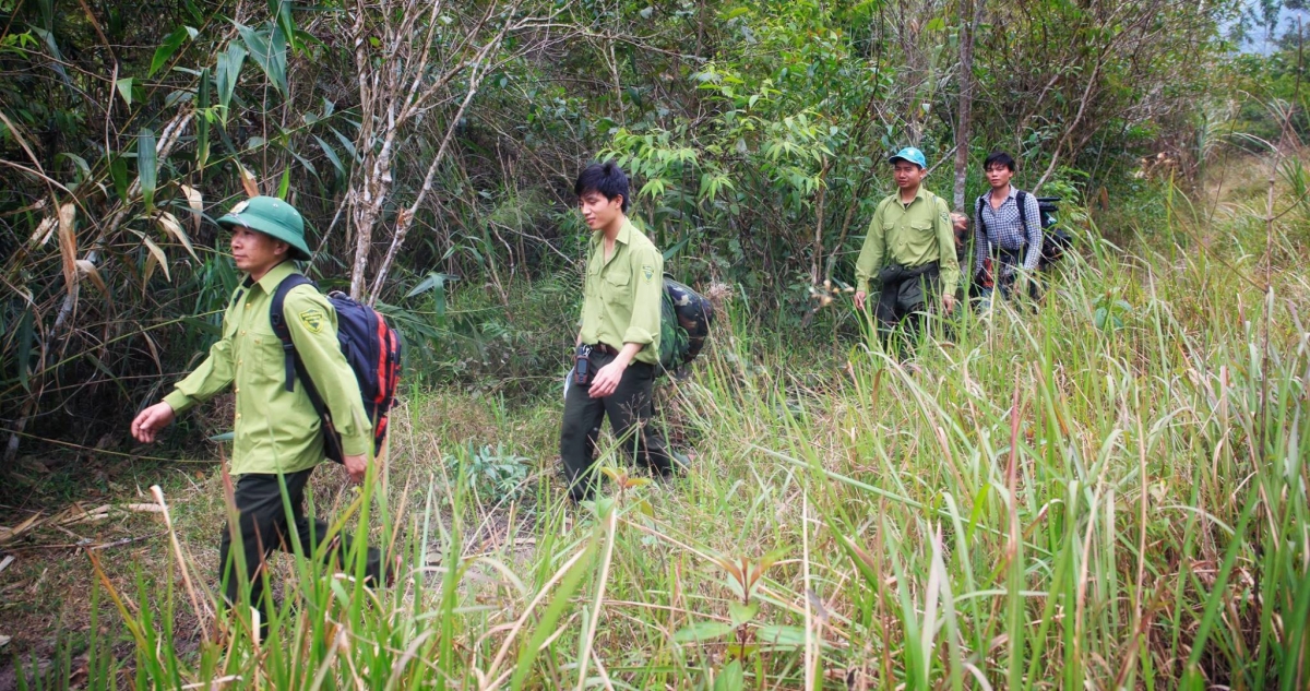 Để bảo vệ khu bảo tồn này, hàng ngày lực lượng tuần tra phải băng rừng, lội suối, mang theo nhu yếu phẩm để ở lại qua đêm ngay trong rừng.