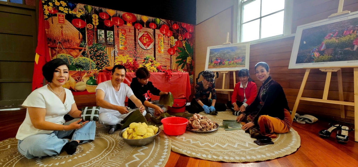 Trải nghiệm gói bánh chưng tại sự kiện. Nguồn: ĐSQ Việt Nam tại New Zealand.